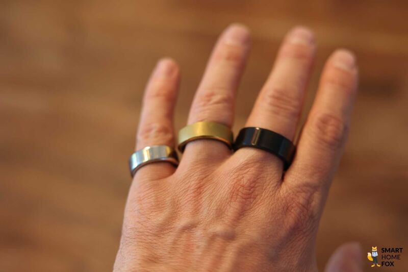 Mehrere smarte Ringe werden am Finger getragen.